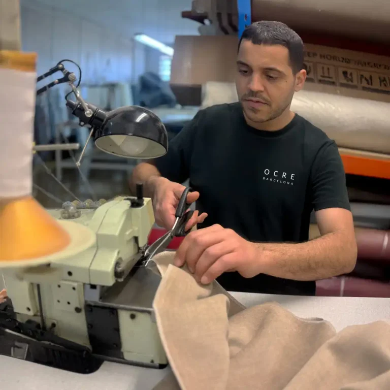 Jose Agudo fabricando un sofá a medida de Ocre Barcelona